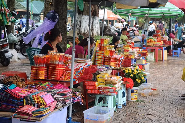 Những hàng bán vàng mã được bày bán ngay tại cổng chùa để phục vụ người đi lễ.