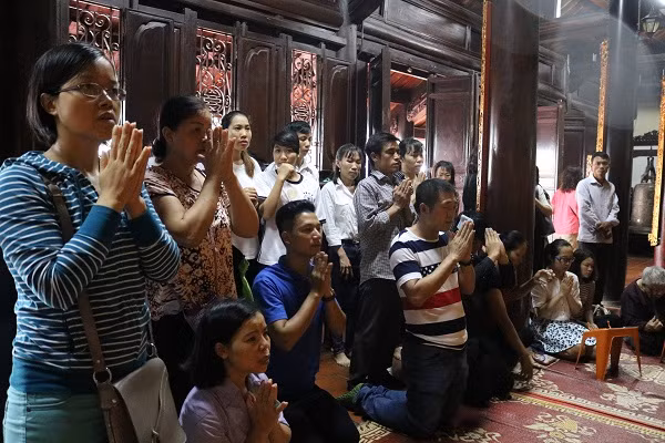 Lúc 11h trưa, rất đông người dân tới cúng lễ tại chùa Trấn Quốc (Hà Nội).