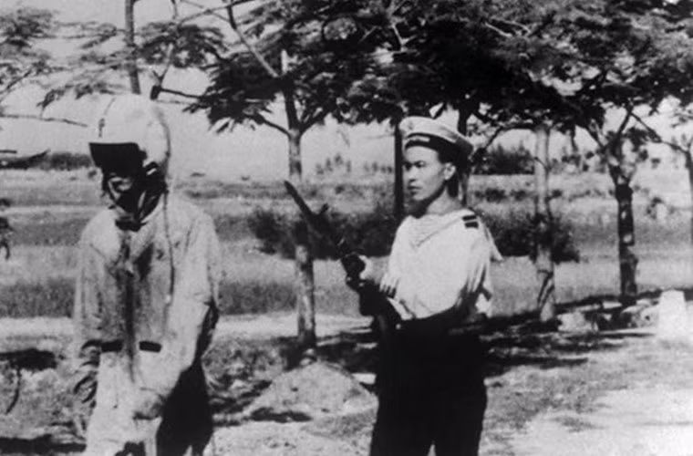 Với sự hiệp đồng chặt chẽ giữa các lực lượng, ngày 5/8/1964 quân và dân ta đã bắn rơi 8 máy bay, bắn bị thương nhiều chiếc khác. Trung úy phi công Mỹ Anvaret là giặc lái đầu tiên bị tóm sống trên lãnh thổ miền Bắc Việt Nam. Nguồn ảnh: TL