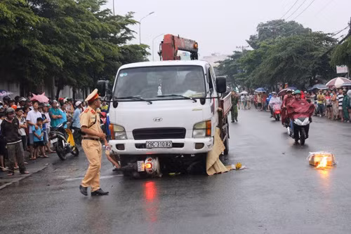 TP HCM: Lao vao xe tai, 2 nu cong nhan tu vong tai cho