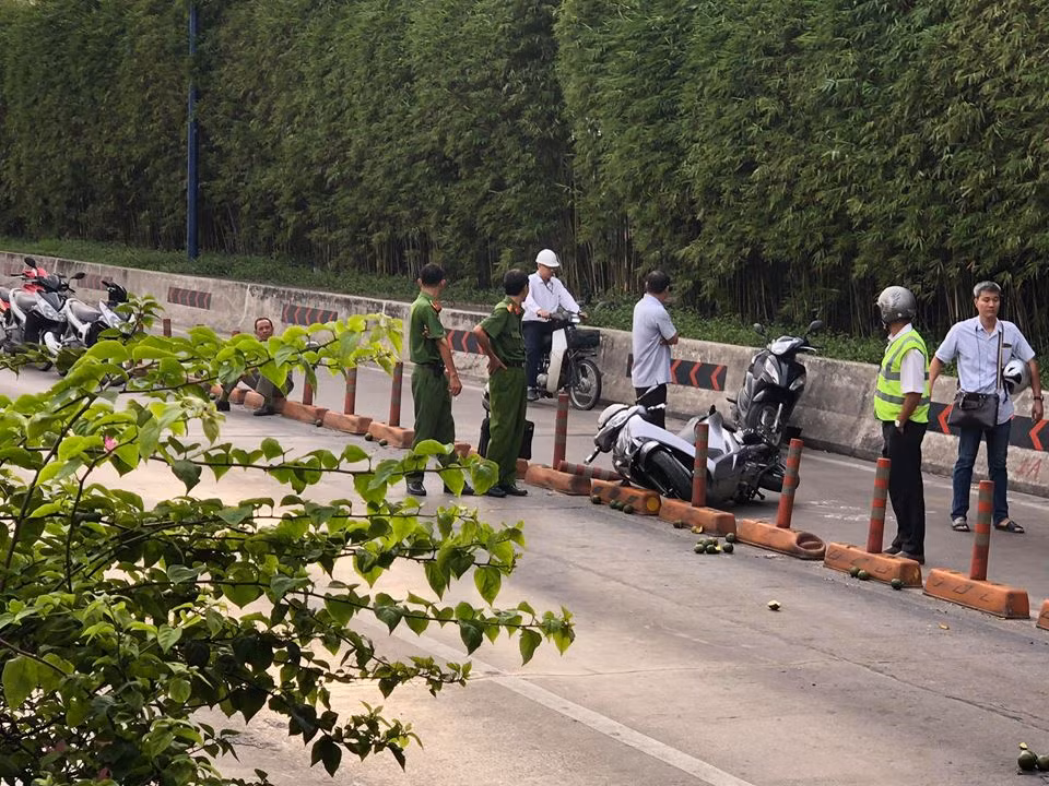 Cơ quan chức năng khám nghiệm hiện trường một người đi xe SH ngã thời điểm giàn giáo bị sập.