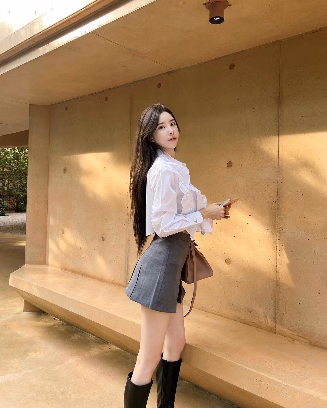 Đời thường, Sarah chuộng những trang phục đơn giản, khoe vẻ trẻ trung, cá tính nhưng cũng không kém phần quyến rũ. Sarah cũng chuộng những mẫu váy ôm sát hình thể, dáng ngắn tôn body "đồng hồ cát". Với những thiết kế này, người đẹp khéo chọn nội y, dáng chụp để tránh sự cố thời trang.