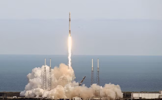 Ngoài ra cũng phải kể đến mạng lưới vệ tinh GPS, tàu vũ trụ X-37B và các tài sản vũ trụ quân sự khác. Lực lượng Không gian cũng có thể tiếp nhận tài sản, nhân sự từ Lục quân và Hải quân.