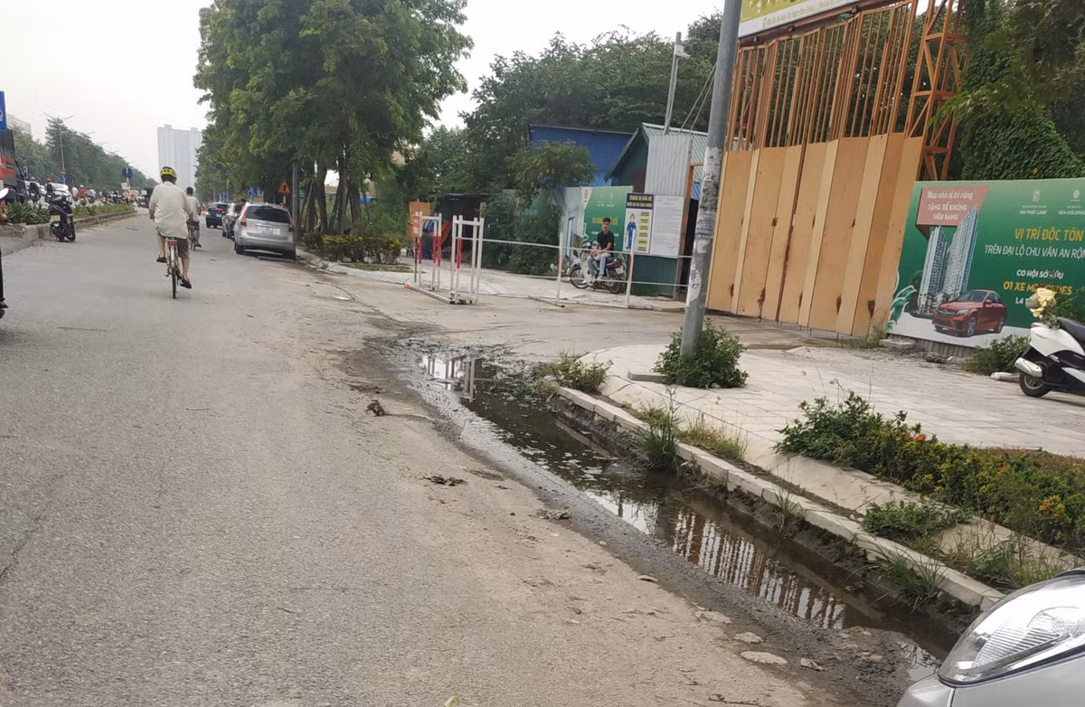 Do nhiều dự án đang thi công dang dở khiến con đường nghìn tỷ càng trở nên nhếch nhác.