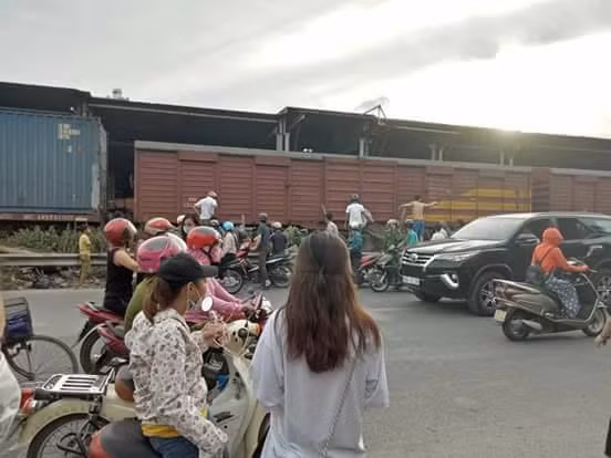 Tai nạn khiến nam thanh niên bị cuốn vào đường ray tàu hòa, và bị cán biến dạng.