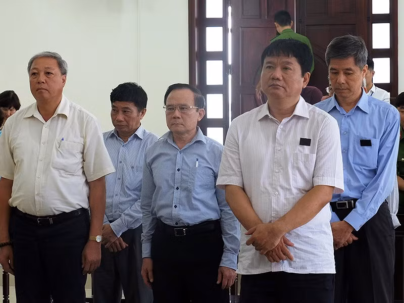 Bị cáo Đinh La Thăng cùng các đồng phạm tại phiên tòa phúc thẩm. Ảnh PLO.