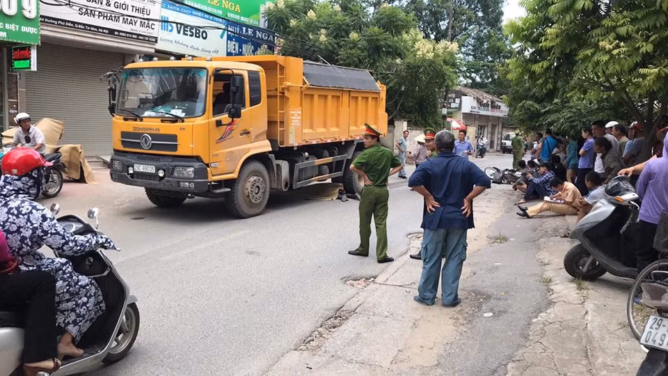 Nạn nhân bị chiếc xe tải cán, kéo lê đi gần 20 mét trên đường.
