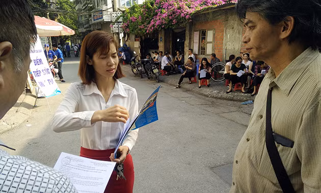 Thông tin ghi trên tờ rơi được phát ở điểm trường thi THPT Yên Hòa cũng chủ yếu là thông tin giới thiệu về một trường THPT tư thục.