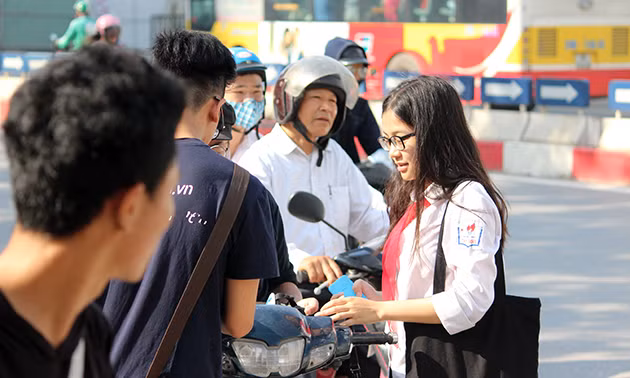 Ngay khi nhìn thấy các phụ huynh dừng xe máy, "đội quân" tờ rơi nhanh chóng tiếp cận để dúi vào tay phụ huynh.