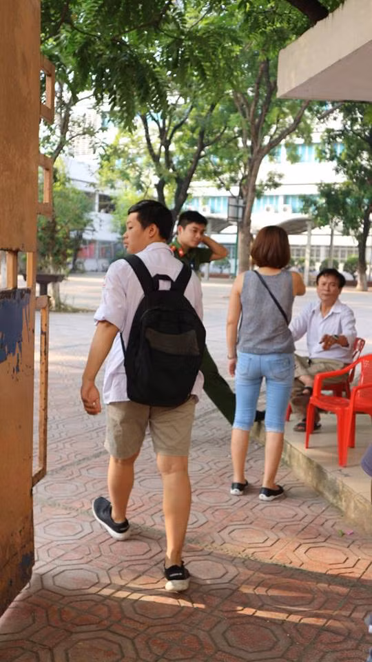 Tại điểm thi trường THPT Nguyễn Trãi (Ba Đình - Hà Nội) nhiều thí sinh vẫn mặc quần ngố đi thi.