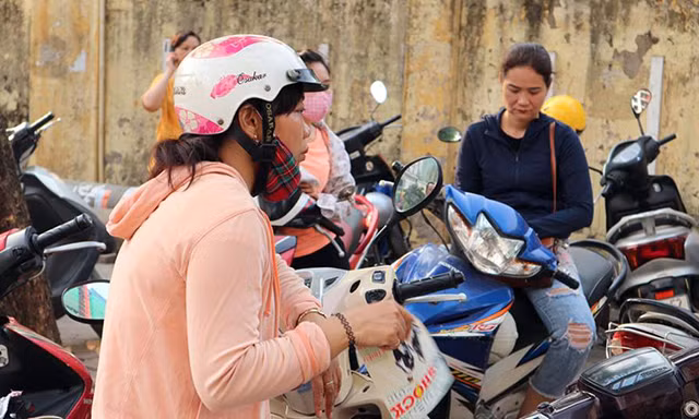 Ở điểm thi trường Nguyễn Trãi - Ba Đình (Hà Nội), nhiều phụ huynh đợi con bên ngoài trường thi cũng lo lắng, hồi hộp không kém phần.