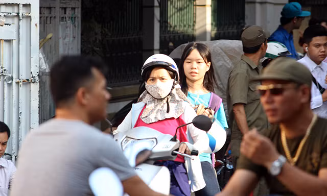 Từ sáng sớm hôm nay (7/6), hàng nghìn phụ huynh tại Hà Nội đã đưa con em đến các điểm thi để tham dự môn thi Ngữ văn trong kỳ thi tuyển sinh vào lớp 10 năm học 2018 - 2019.