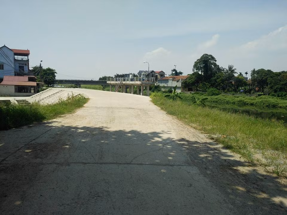 Nhóm nam thanh niên đánh nam thanh niên lạ mặt từ ngoài đường cao tốc, đánh vào đường làng. Ảnh hiện trường vụ việc.