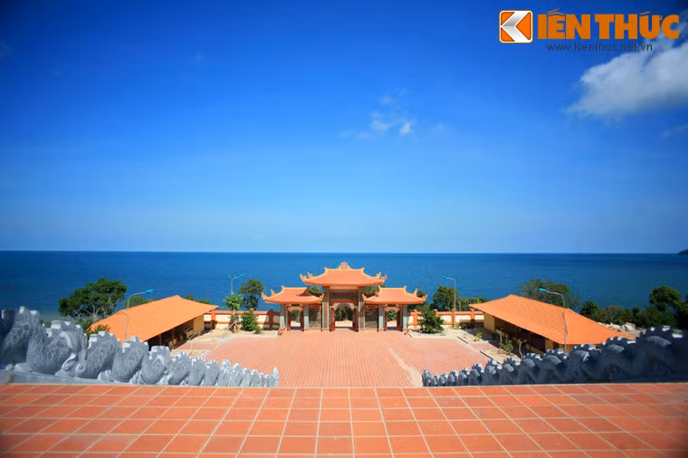 Năm 1714, Mạc Cửu xin làm thuộc hạ của chúa Nguyễn. Năm 1724, họ Mạc dâng toàn bộ đất đai cho chúa Nguyễn và được phong làm Đô đốc cai trị lãnh thổ Căn Khẩu, khi ấy được đổi tên thành Long Hồ dinh, bao gồm cả Phú Quốc. Từ lúc này người Việt chính thức xác lập chủ quyền ở hòn đảo. Ảnh: Chùa Hộ Quốc ở Phú Quốc.