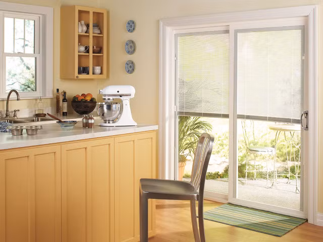 Không nên đặt cửa nhà bếp đối diện với cửa chính vì nó có thể khiến gia chủ dễ dàng bị tổn thất nặng nề về tài chính.