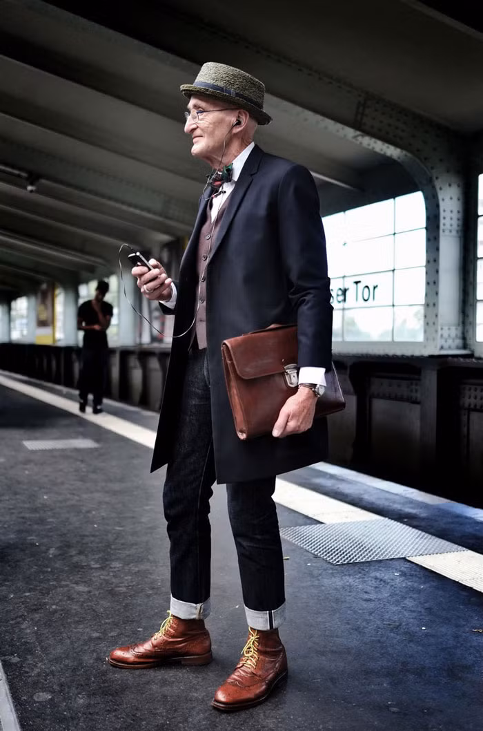 Cụ Günther Krabbenhöft thường diện áo ghile, giày brogues, mũ quả dưa và quần jeans xắn gấu hàng ngày kể cả khi đi làm hay đi tập.