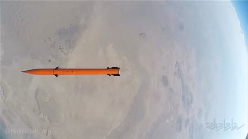 Nguyên bản Fajr-4 không được dẫn hướng, nhưng sau đó Iran đã cho ra đời bản nâng cấp có khả năng hiệu chỉnh đường bay thông qua hệ thống định vị toàn cầu. Việc Fajr-4 được phóng từ Su-22 cho thấy, công nghiệp quốc phòng Iran đã hoán cải thành công tên lửa đất đối đất này thành phiên bản phóng từ trên không.