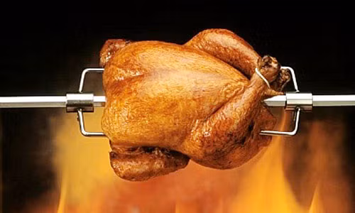 Vì vậy, hãy chuẩn bị đầy đủ mọi thứ trước khi nướng như dầu ăn, muối tiêu, đĩa đựng gà...Việc tập trung khi nướng sẽ giúp món ăn ngon hơn, tránh nguy cơ bị cháy.