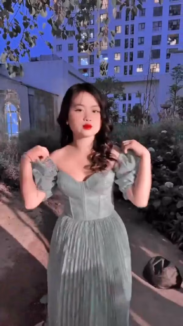 Trong clip, cô bé dân tộc toát lên phong thái khá tự tin. Mua Thị Dua thoải mái nói chuyện hơn, khi bước xuống xe còn chủ động nở nụ cười rất tươi chào mọi người.