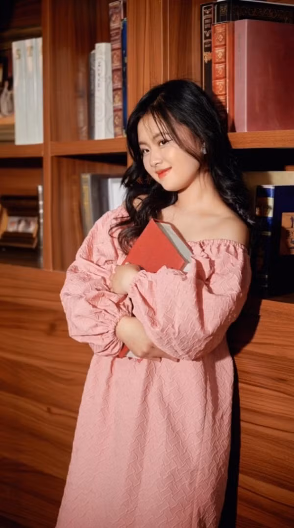 Có thể nói kể từ khi xuống thành phố làm mẫu ảnh độc quyền, Phúng Phính ngày càng chịu khó thay đổi trong cách ăn mặc theo hướng hợp thời hơn.