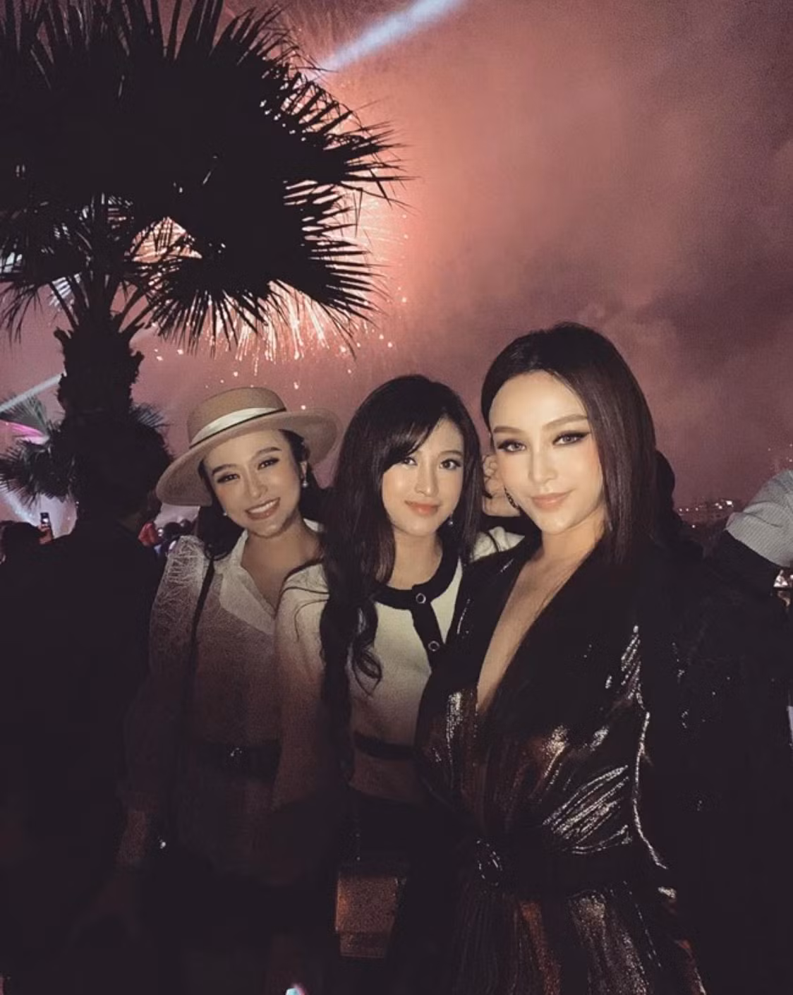 Hai mẹ con sở hữu nét mặt khá giống nhau. Có thể thấy mẹ của hot girl cũng rất để ý, chăm sóc đến nhan sắc khi sở hữu làn da tươi trẻ, căng bóng.