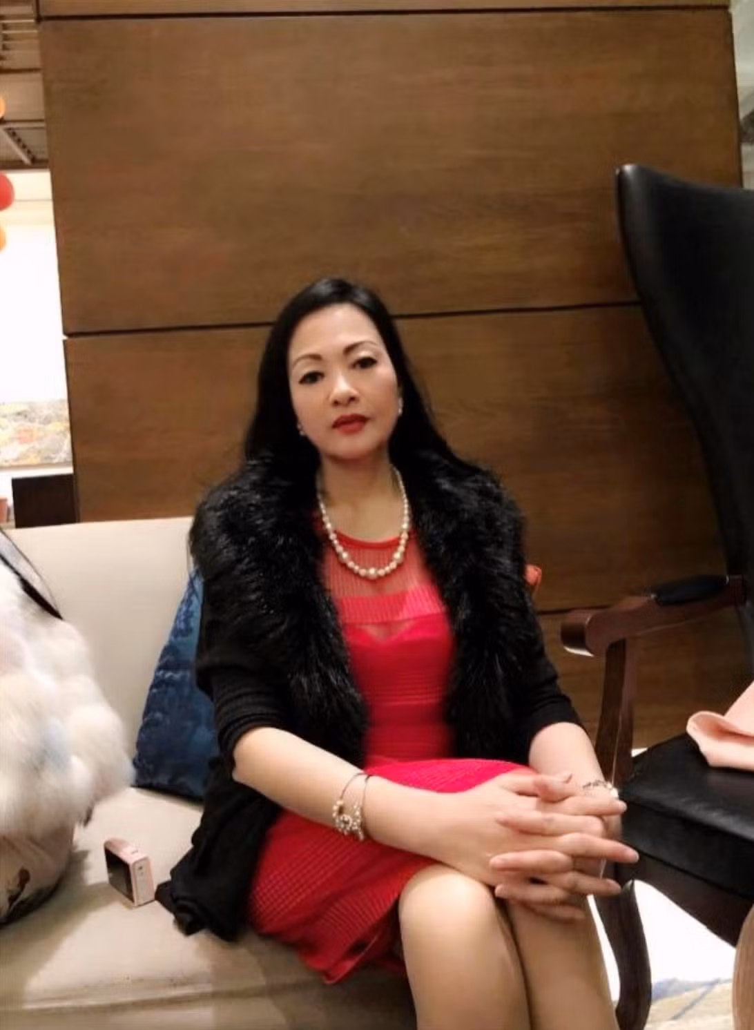 Dù đã chạm ngưỡng U70 nhưng bà Kim Hoa vẫn có vẻ đẹp mặn mà, vóc dáng thon gọn "khó tin".