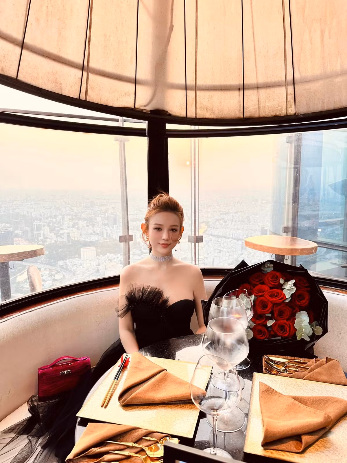 Cô từng tham gia nhiều lĩnh vực của showbiz như ca hát, làm mẫu ảnh, đóng phim.