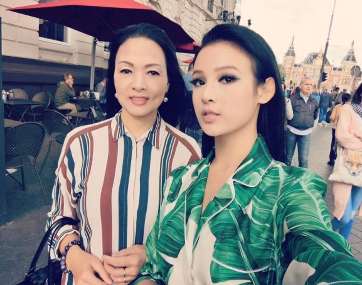 Trong bài đăng mới nhất trên trang cá nhân, Huyền Baby đã tiết lộ thời còn trẻ, mẹ mình cũng là một hoa khôi của đất Hà thành.