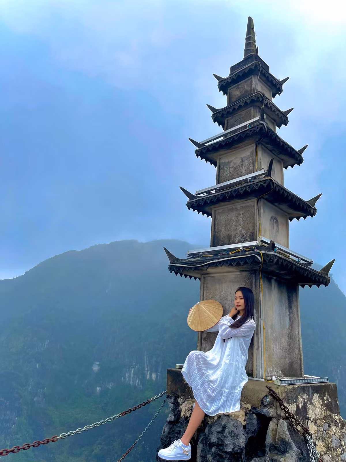 Ở một số địa điểm check-in Ninh Bình, giới trẻ cho ra lò nhiều khoảnh khắc cực đẹp, tuy nhiên không phải ai cũng có "nhân phẩm" tốt để làm được điều đó.