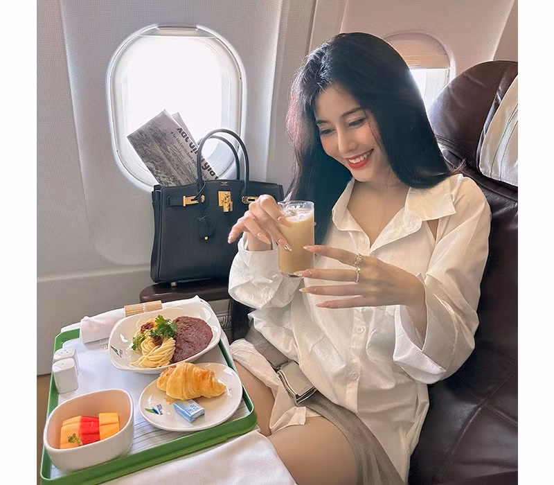 Gái xinh thường xuyên check in trên máy bay khoang hạng thương gia, ăn măc sang chảnh, thường đến những nơi đắt đỏ,...nên thường bị hiểu nhầm là "sugar baby".