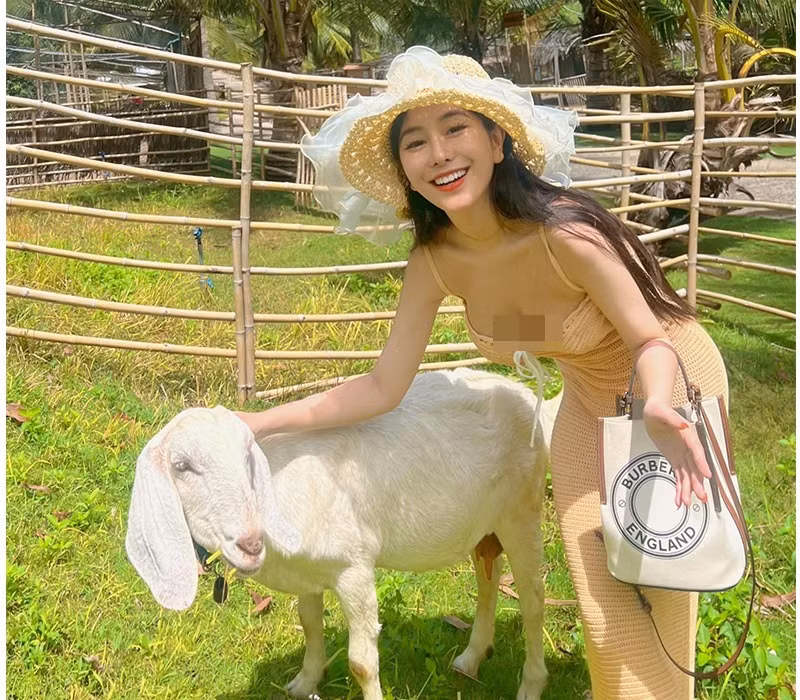 Dù sinh năm 2001 nhưng Võ Ngọc Trân sở hữu “núi” túi xách hàng hiệu xịn chẳng kém sao hạng A nào.