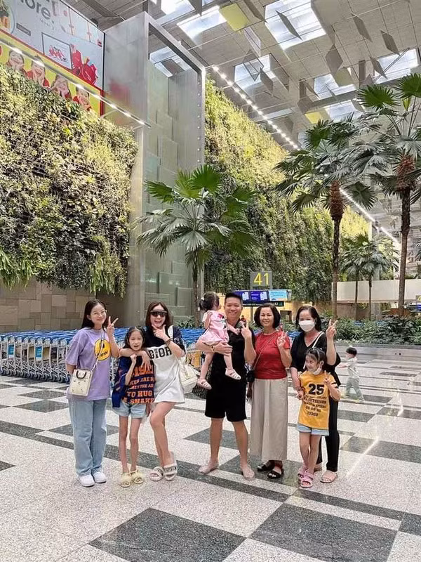 Ngoài vú em Thiên Kim, những người giúp việc khác của gia đình Đoàn Di Băng cũng được cô đối đãi cực tốt. Nữ đại gia đã thuê cho mỗi người con một vú em, bao ăn bao ở trong căn biệt thự tiền tỷ.