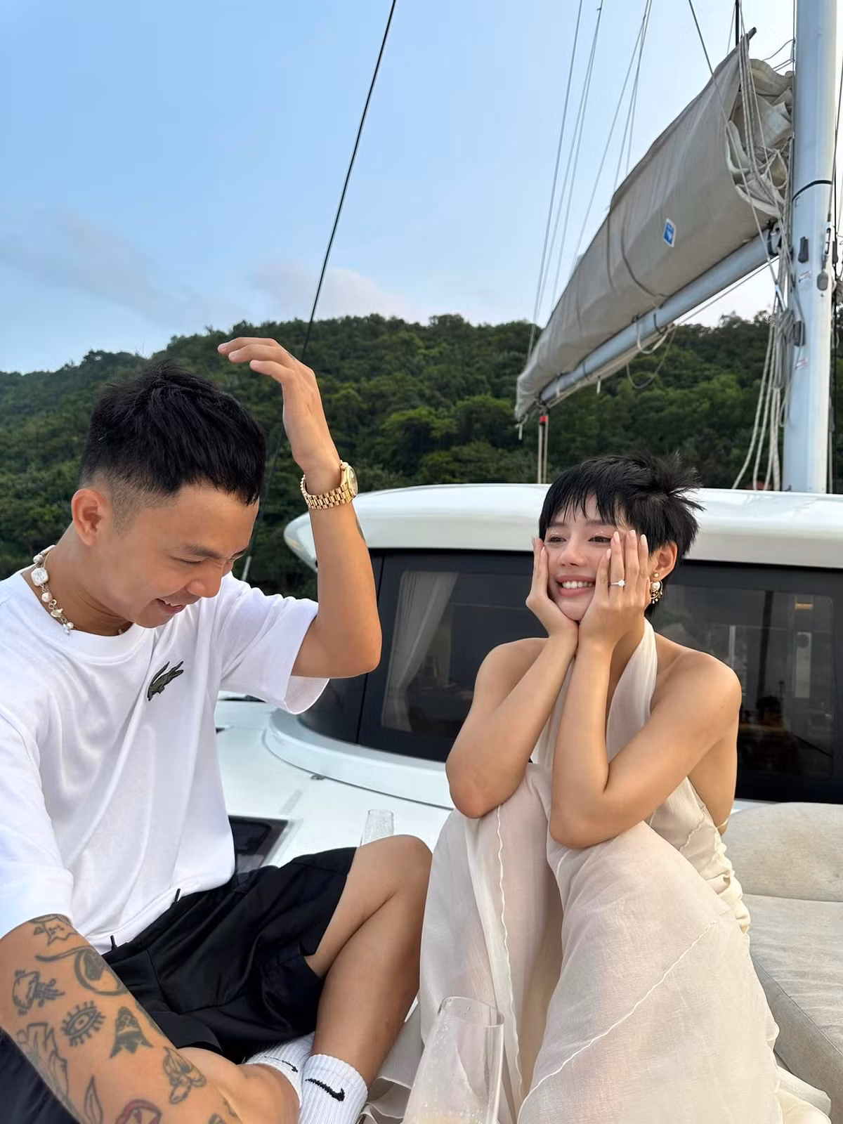 Được cầu hôn, "cô em Trendy" gây chú ý với biểu cảm Duoc cau hon,
