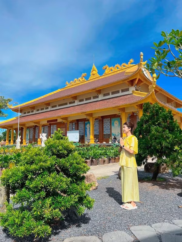 Huỳnh Lý Đông Phương là một người khá kín tiếng, cô ít khi xuất hiện trên mạng xã hội.