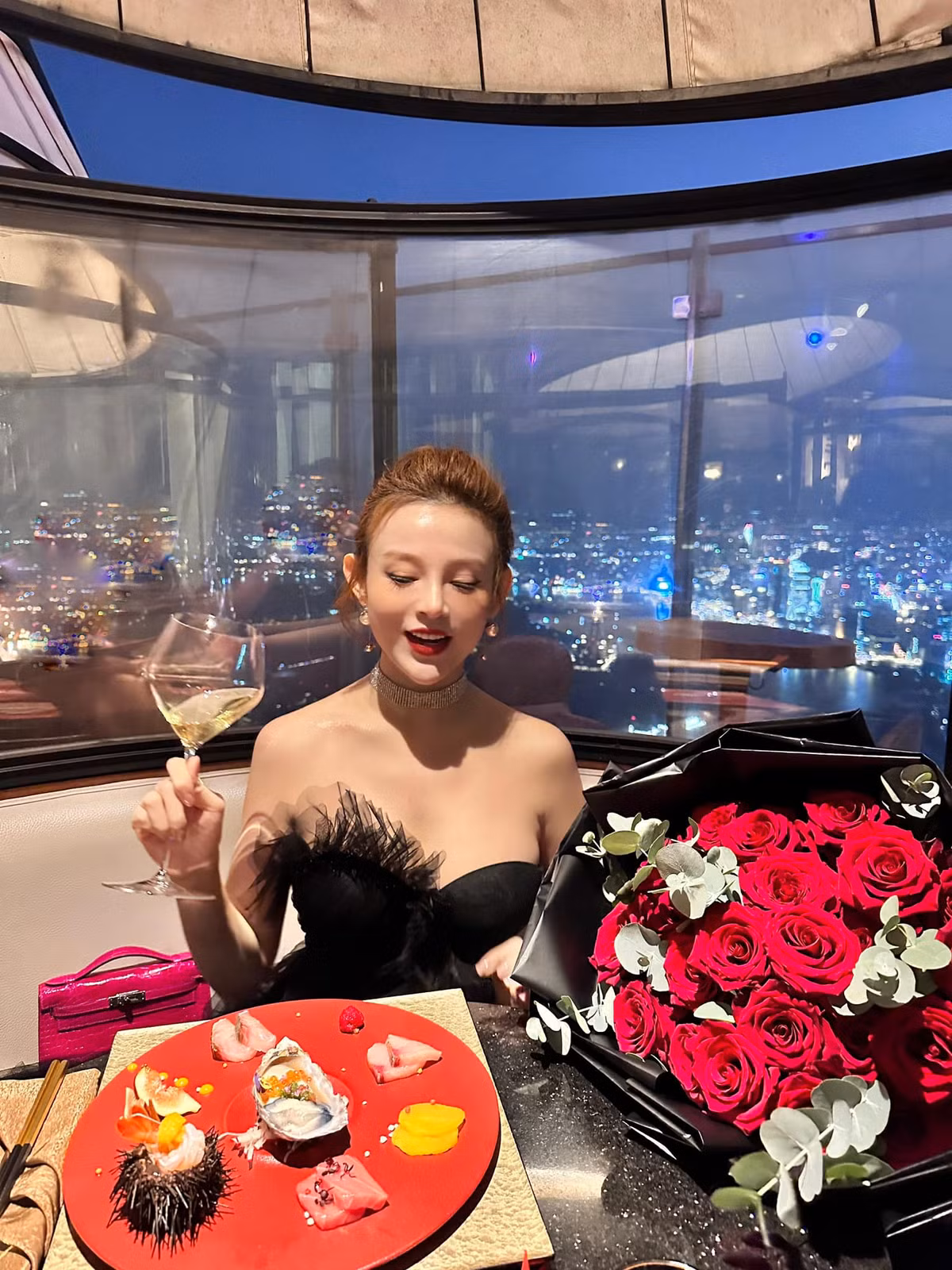 Nổi tiếng với gương mặt xinh đẹp "hack tuổi", độ hot của cựu hot girl Huyền Baby tăng khi không còn hoạt động showbiz, thậm chí có con chưa bao giờ giảm.
