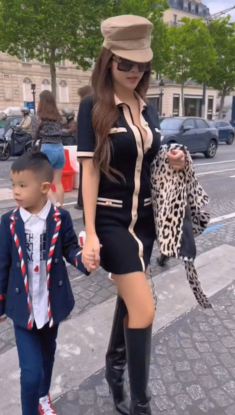 Đi cạnh con trai, Huyền Baby được khen trẻ trung, trông giống như hai chị em hơn là mẹ con.