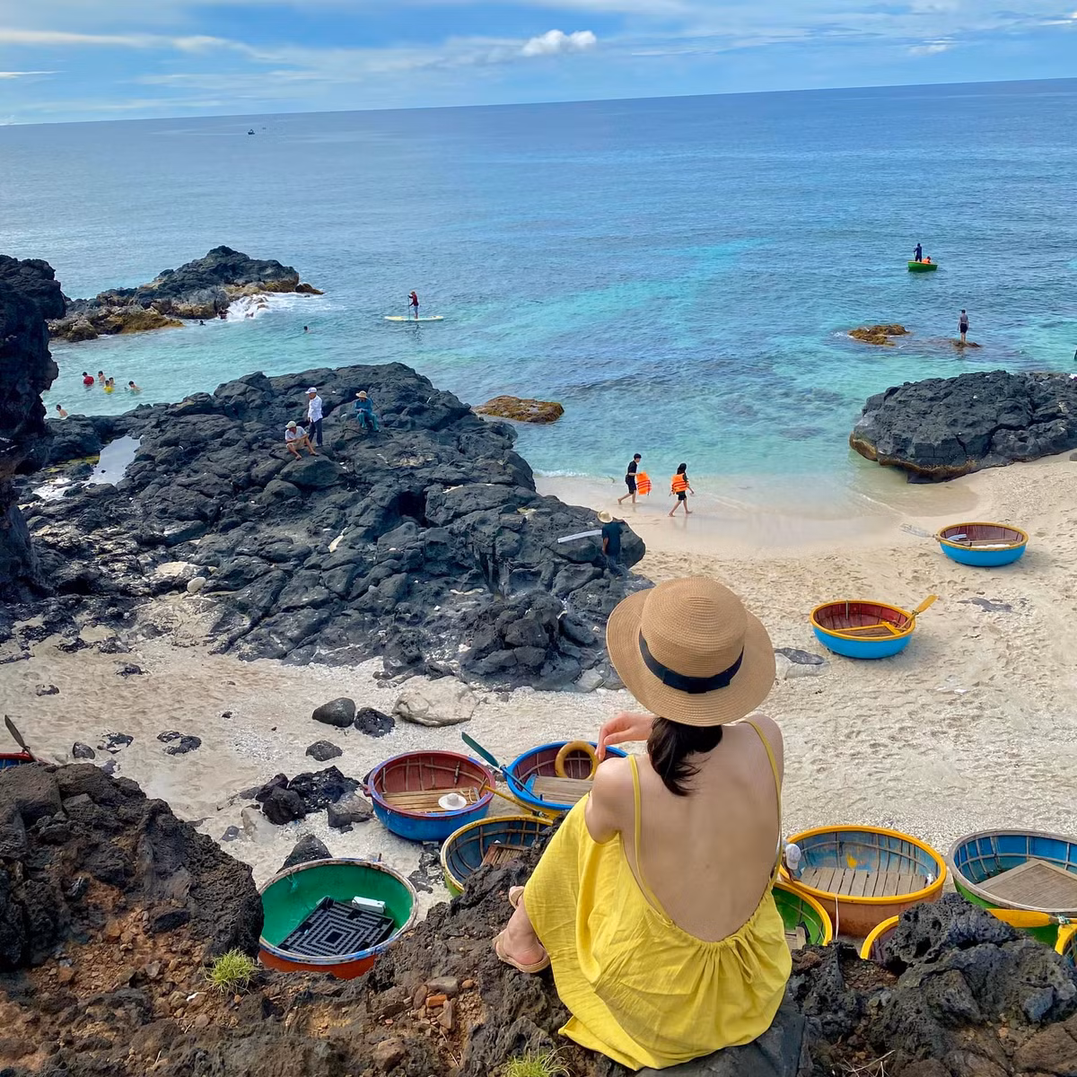 Lý Sơn nổi tiếng với những ngọn núi cao cùng không gian biển đảo bao la rộng lớn bao quanh. Sở hữu làn nước trong xanh mát lành cùng bờ cát trắng mịn. Được thả hồn mình vào biển cả nơi này cũng là trải nghiệm đáng thử trong kỳ nghỉ lễ dài ngày. Ảnh: Thảo Quyết Linh