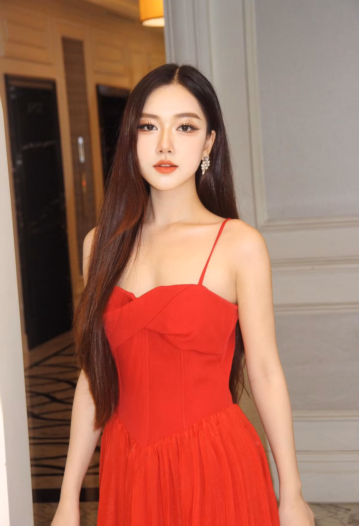 Trước đó, không ít lần Thoại Nghi bị nghi ngờ phẫu thuật thẩm mỹ nhưng cô khẳng định gương mặt của cô là tự nhiên 100%.