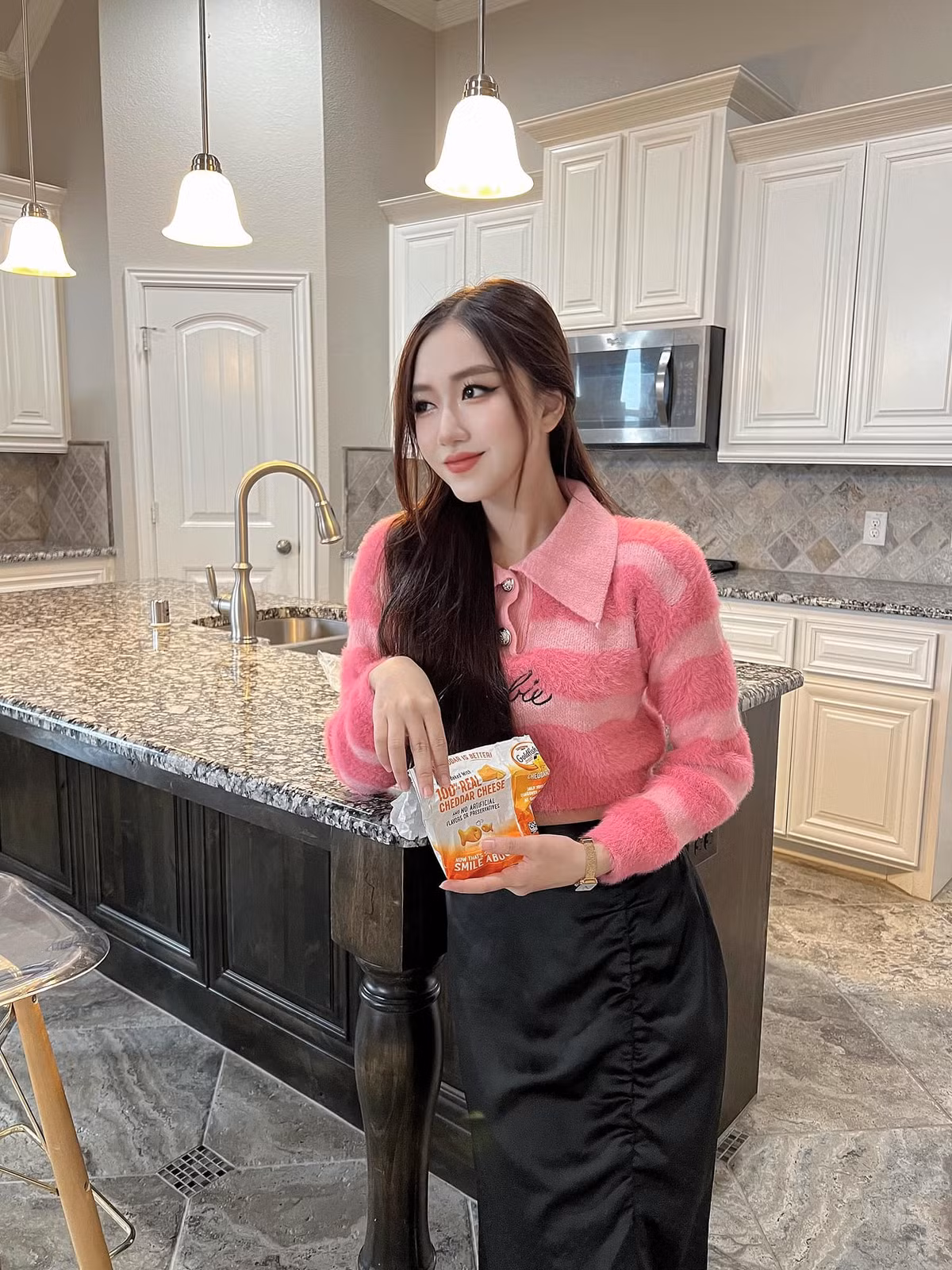 Cô được cộng đồng mạng gọi với danh xưng "tiểu tiên nữ Sài thành".