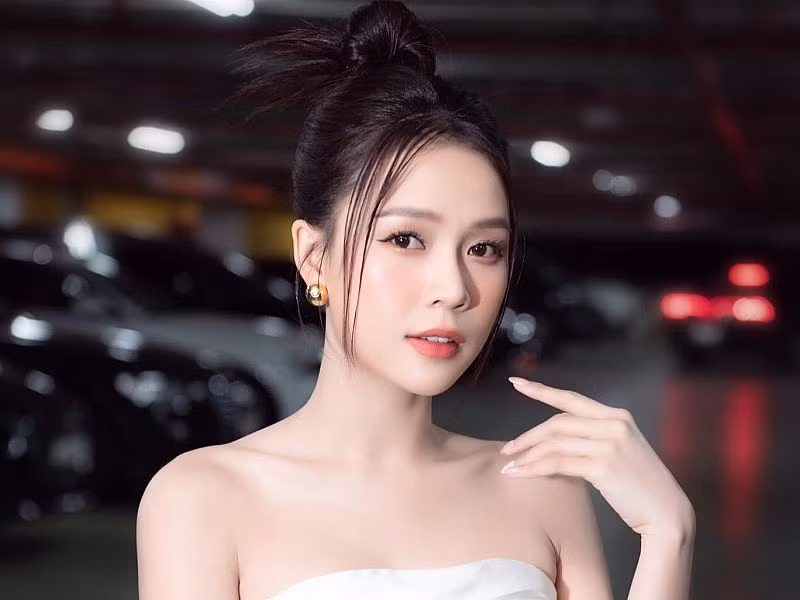Dưới bài đăng thông báo tin vui của mình, nhiều bạn bè, đồng nghiệp và người hâm mộ đã gửi lời chúc mừng đến hot girl Sam và bày tỏ sự mong chờ về đám cưới trong tương lai.