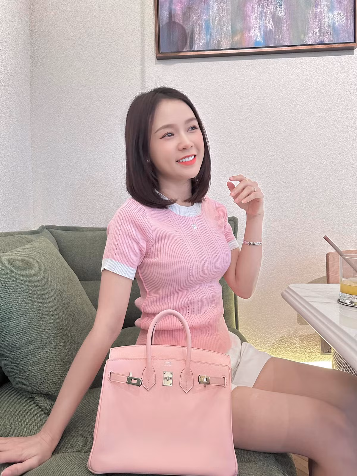 Trước đó không lâu, Sam cũng chính là người bắt được hoa cưới từ cô dâu trong đám cưới của Diệu Nhi - Anh Tú tại Phan Thiết.
