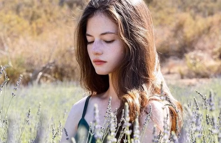 Kristina Pimenova hội tụ đủ những nét hoàn hảo của gương mặt như đôi mắt xanh to tròn, cằm vline, tóc vàng óng.