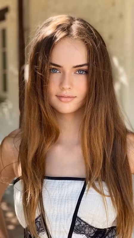 Nhiều người hâm mộ nhận xét, đôi mắt xanh to tròn, cằm vline, mái tóc vàng của Kristina Pimenova thậm chí còn hoàn thiện nhiều hơn khi trường thành.