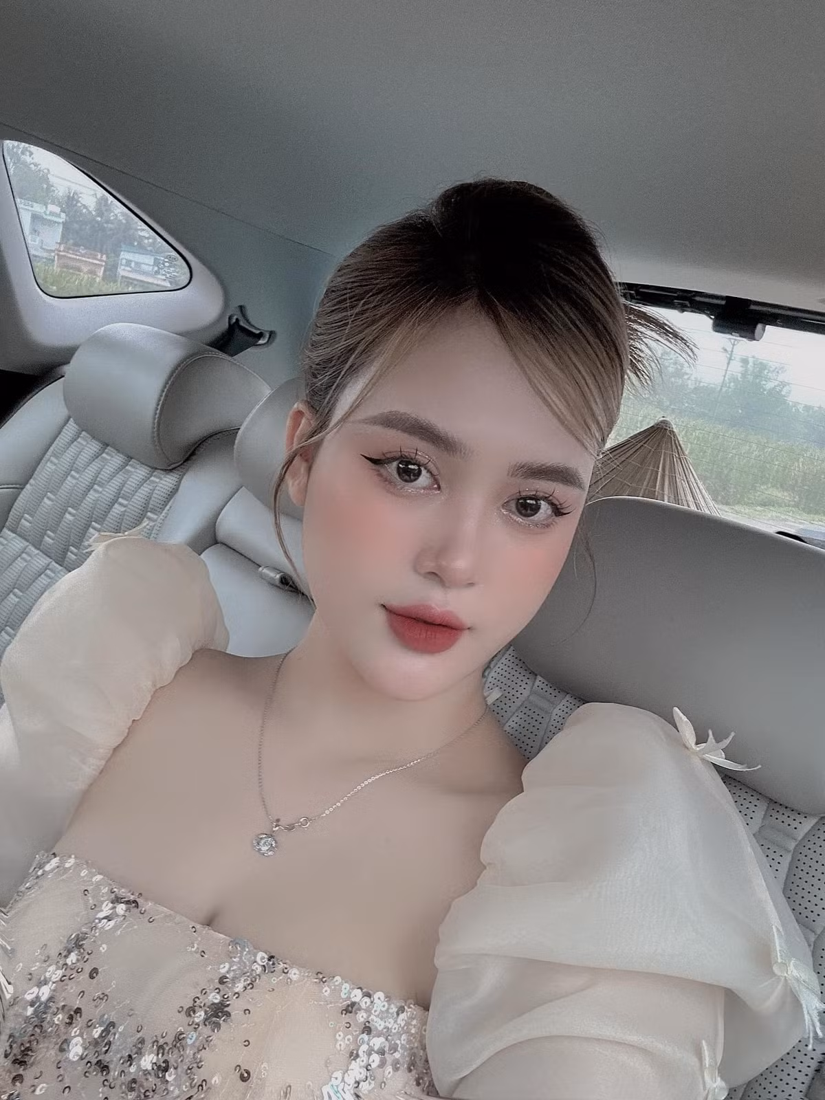 Vợ cầu thủ Vũ Tiến Long là cô nàng Diễm Quỳnh, sinh năm 2002, sở hữu nhan sắc xinh đẹp cùng vóc dáng quyến rũ, dù đã là mẹ 1 con.