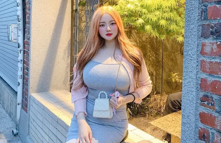 Trên trang cá nhân, nàng hot girl liên tục khiến dân tình sốt xình xịch với những màn khoe dáng nóng bỏng.