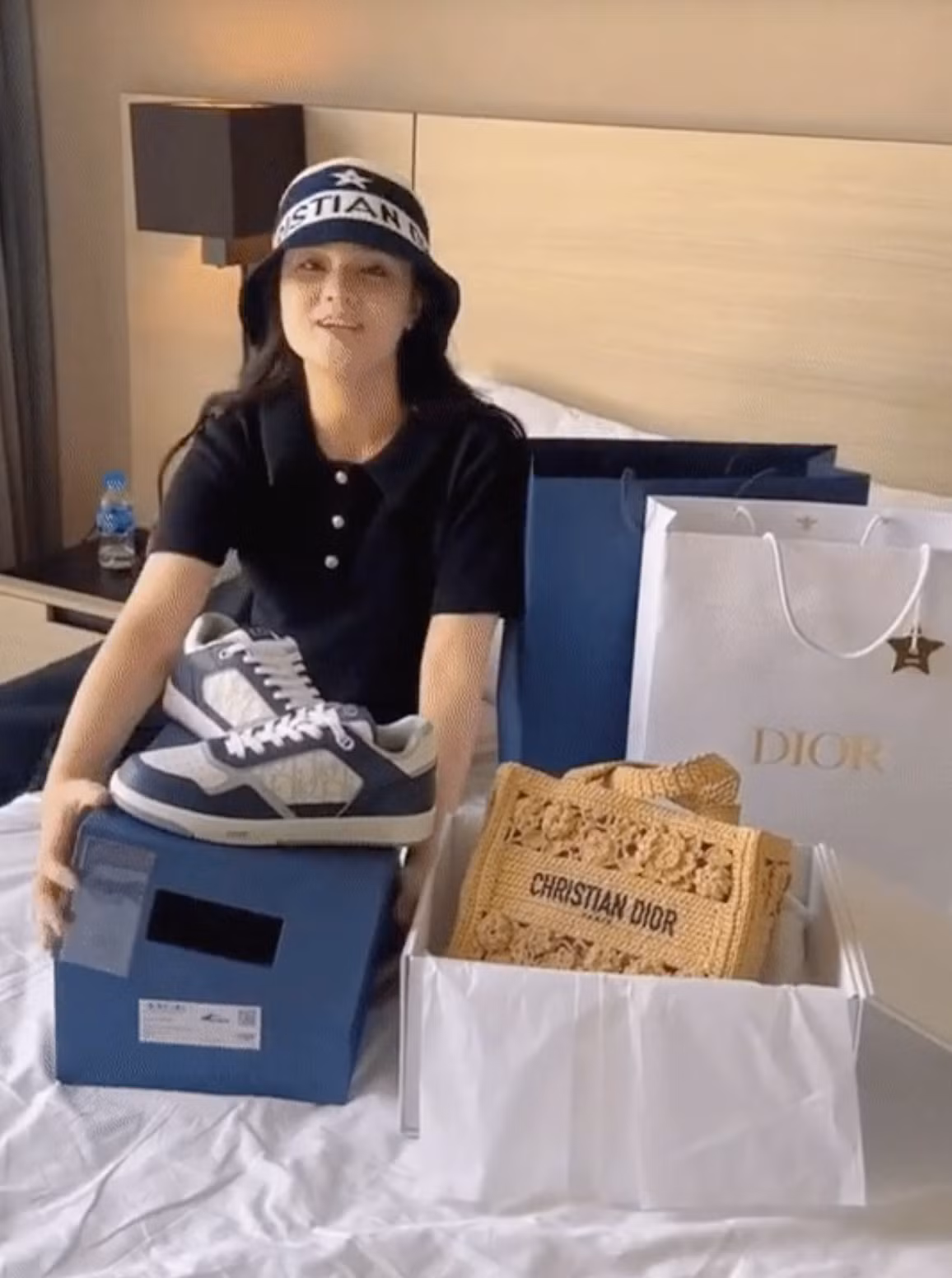 Mới đây, vợ cầu thủ Đỗ Duy Mạnh chia sẻ chuyện shopping và "đập hộp" của mình khiến nhiều người chú ý.