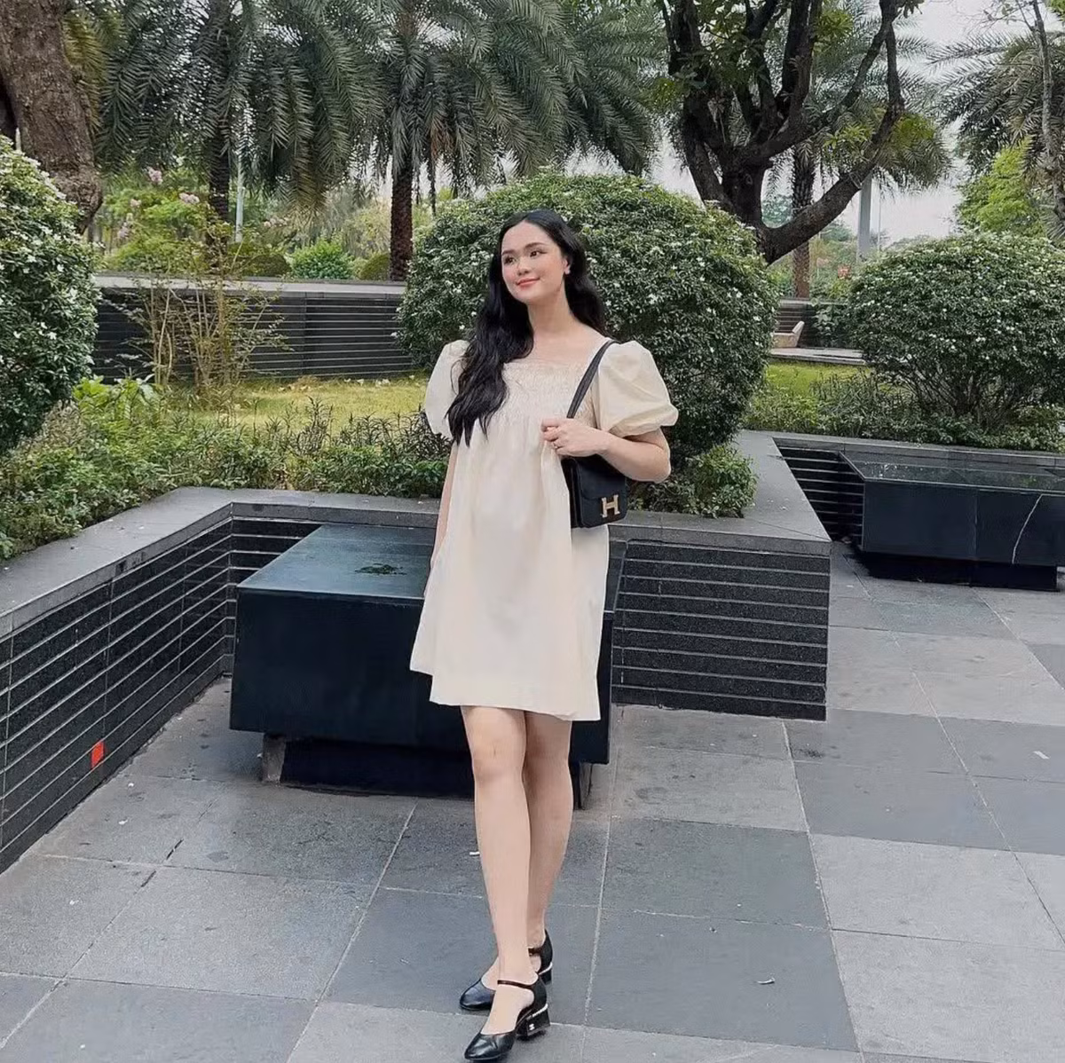 Quỳnh Anh không hoạt động nghệ sĩ nhưng lại có gu thời trang xa xỉ, sở hữu bộ sưu tập túi xách tay tiền tỷ đến từ những thương hiệu đình đám như Hermes, Chanel, Gucci, Dior, Louis Vuitton…