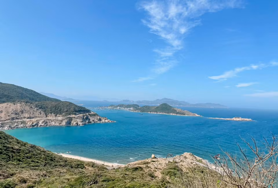 Đến check in hòn đảo Bình Hưng phải đến các điểm tuyệt đẹp như: Vĩnh Đá Dách, Bãi Cây Me, Bãi Đá Trứng, Bãi Tiên. Ảnh: Tú Trinh