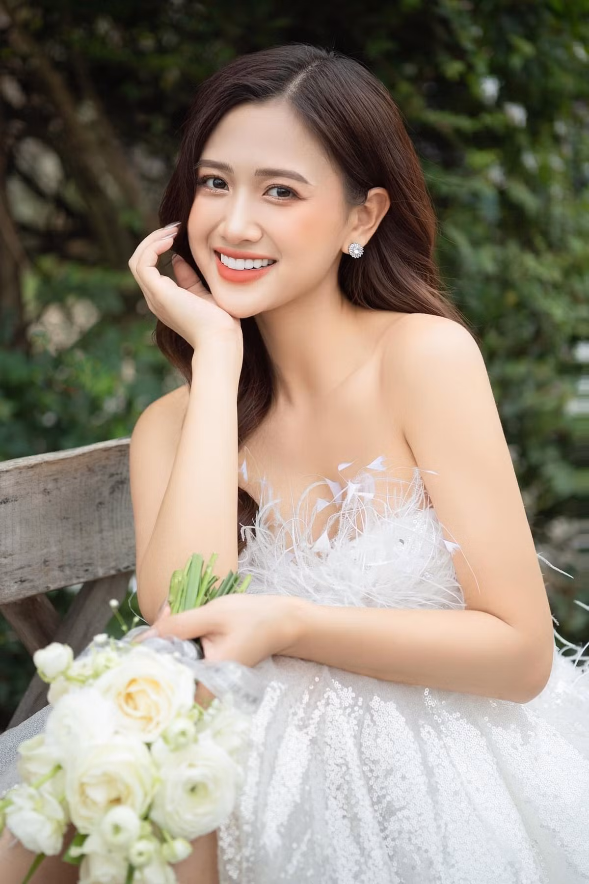 Trước đây Thu Hương từng được mời tham gia diễn xuất trong MV Ai chung tình được mãi, Sai cách yêu, Khắc cốt ghi tâm...
