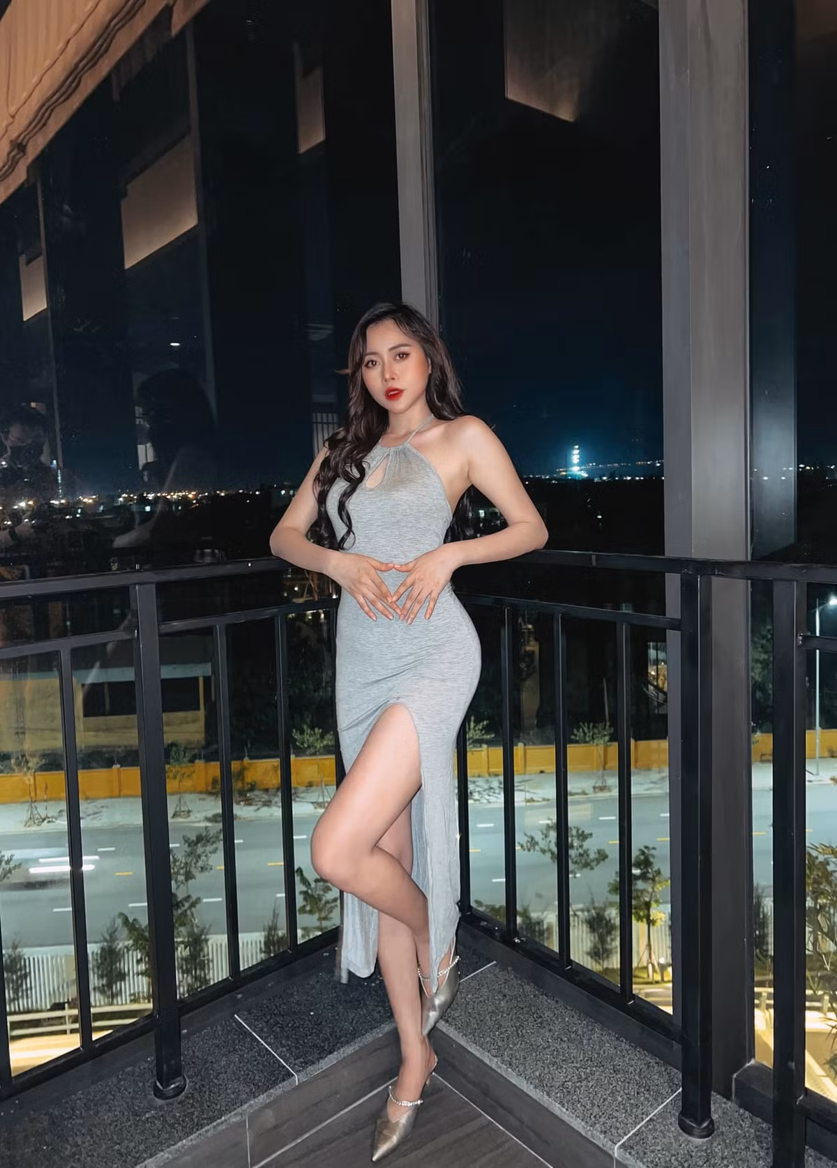 Bên cạnh đó, nhiều người cũng tò mò và đặt nghi vấn về việc "trùng tu" vòng 1 của mỹ nhân TikTok bởi vì so với vóc dáng vài năm trước đây của Việt Phương Thoa, vóc dáng hiện tại quá khác.